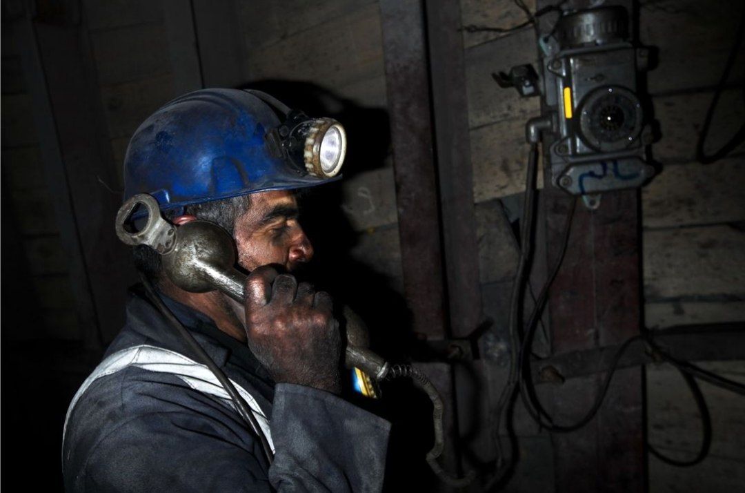 🎥 علت حادثه معدن طبس چه بود و کارگران معدن و خانواده‌های جانباختگان و مصدومان در این باره چه گفتند؟