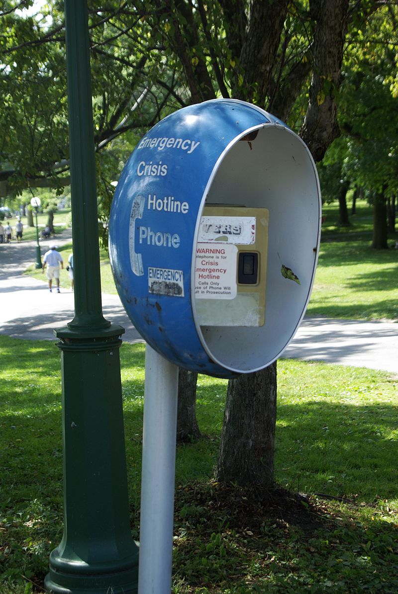 یک تلفن متصل به خدمات رایگان پیشگیری از خودکشی در پارک ایالتی آبشار نیاگارا
