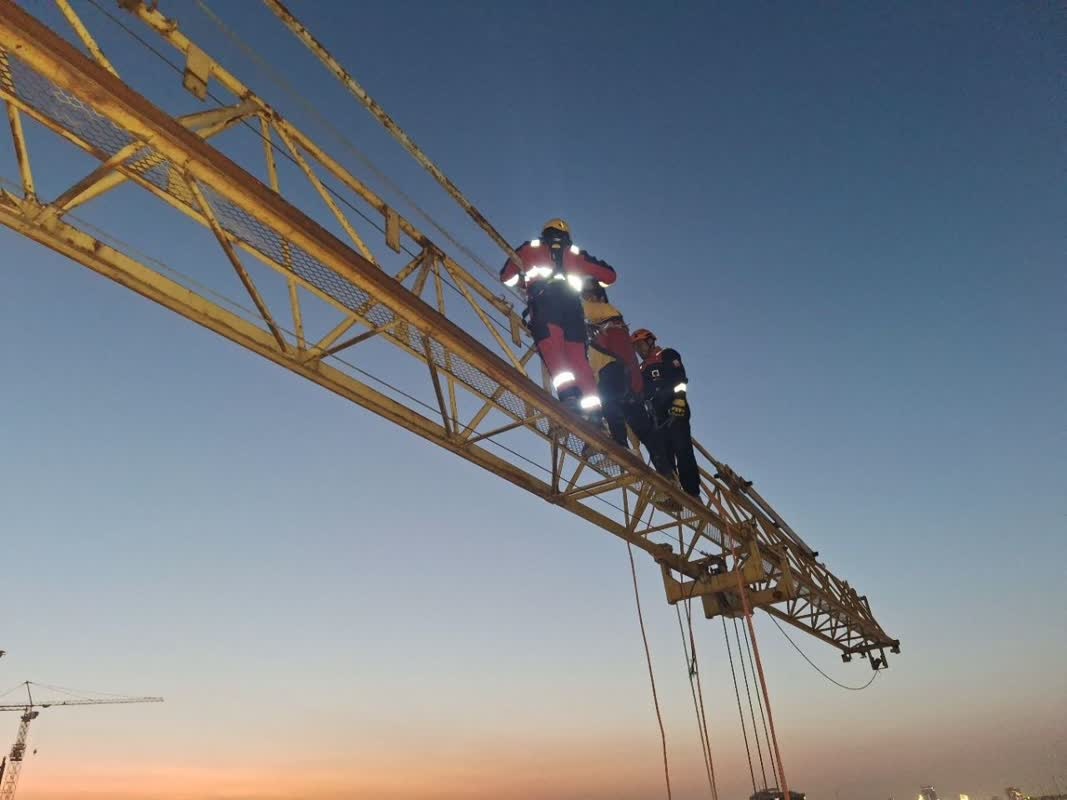 عملیات حساس آتش نشانان مشهد برای نجات شهروند معلق در ارتفاع ۳۵ متری