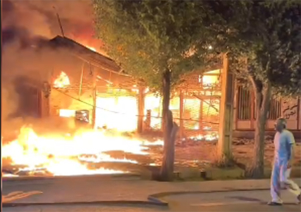 🎥 ویدئو/حریق یک فروشگاه روغن موتور در گلپایگان