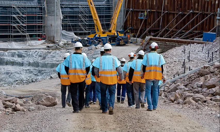 بیمه کارگران ساختمانی را فراگیر خواهیم کرد/ اولویت دولت اجرای قانون است