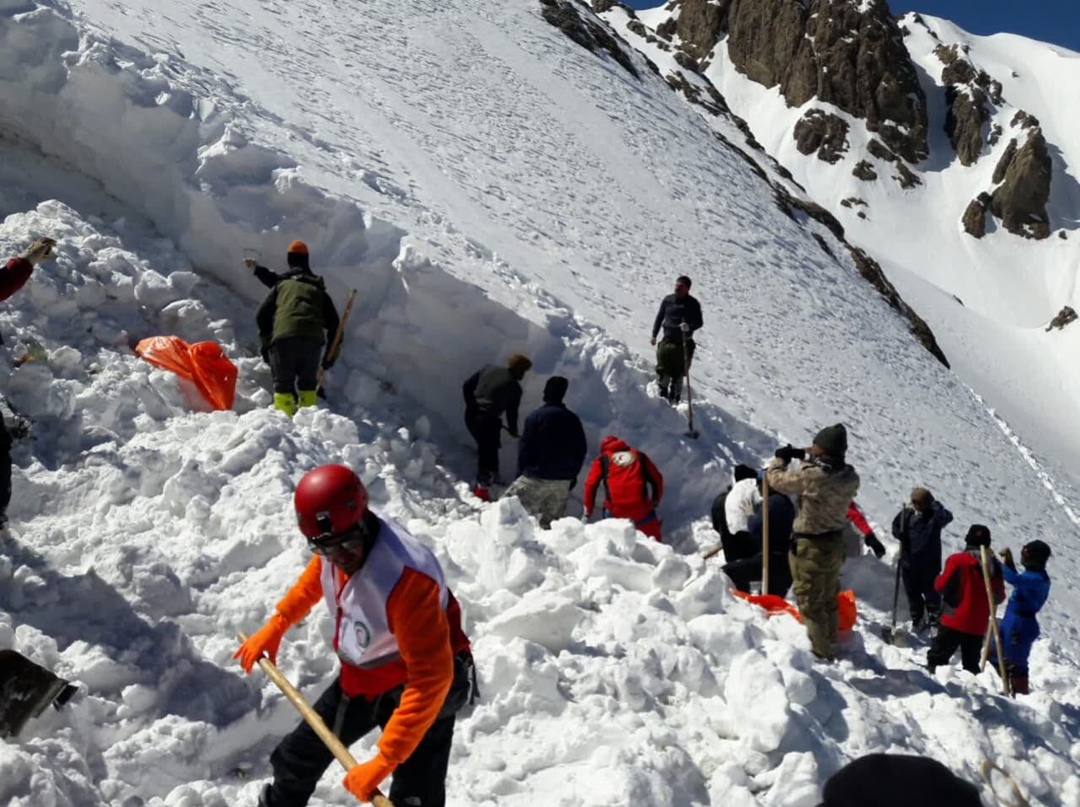 تصویری از عملیات جستجوی پیکرها در حادثه سقوط پرواز شماره ۳۷۰۴ هواپیمایی آسمان