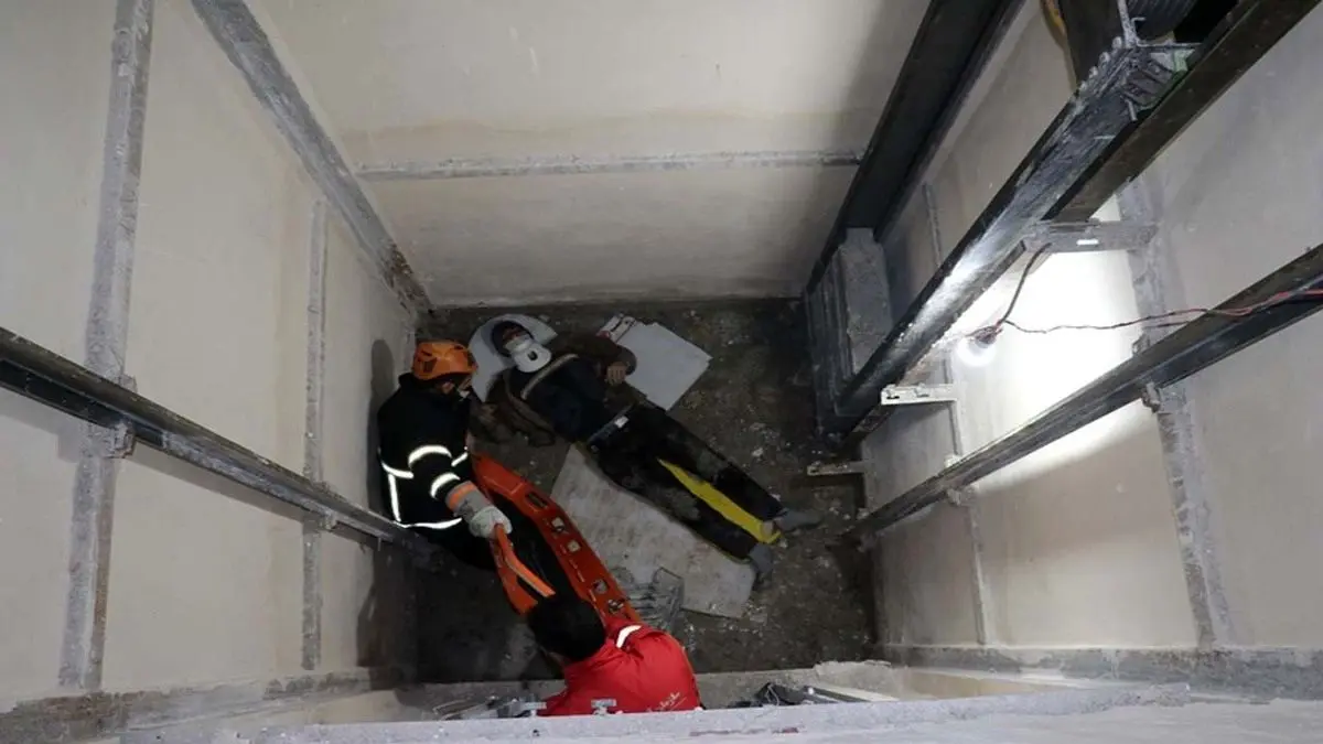 مرگ کارگر ساختمانی قم در اثرِ سقوط به چاهکِ آسانسور