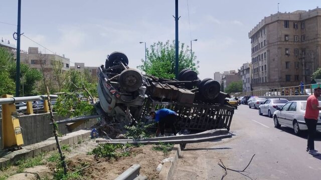 واژگونی کامیون کپسول‌های اکسیژن در بزرگراه امام علی/ راننده فوت کرد