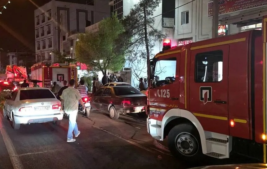 مصدومیت یک آتش‌نشان در جریانِ آتش‌سوزیِ مرکز اقامتی قم