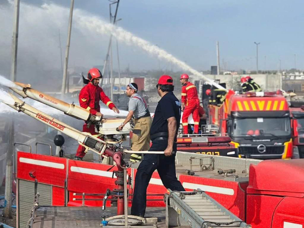 نبرد بی‌وقفه آتش‌نشانان با حریق بندرعباس در ایستگاه آخر