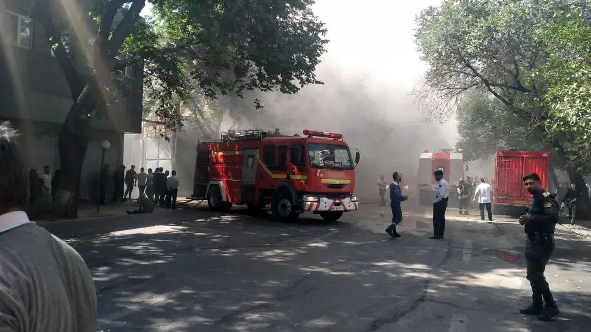 مصدومیت دو آتش‌نشان در عملیات اطفای حریق یک کارگاه کفاشی در تبریز
