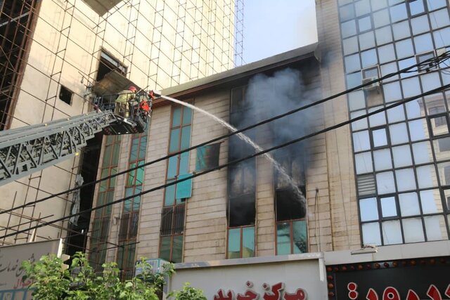 حریق در دفتر اسناد خیابان ستارخان/ حضور زنان آتشنشان در صحنه عملیات