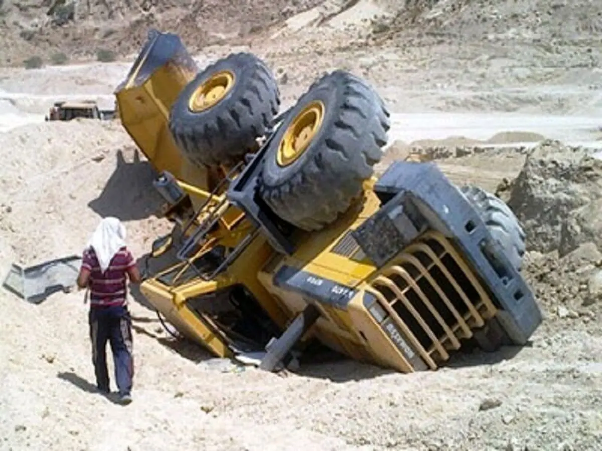 مرگ دو کارگر بر اثر سقوط لودر در معدن گچ مومن‌آباد سرخه