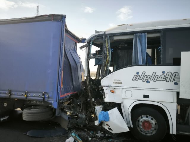 یک فوتی و ۲۶ مصدوم در تصادف تریلی و اتوبوس تهران – شاهرود