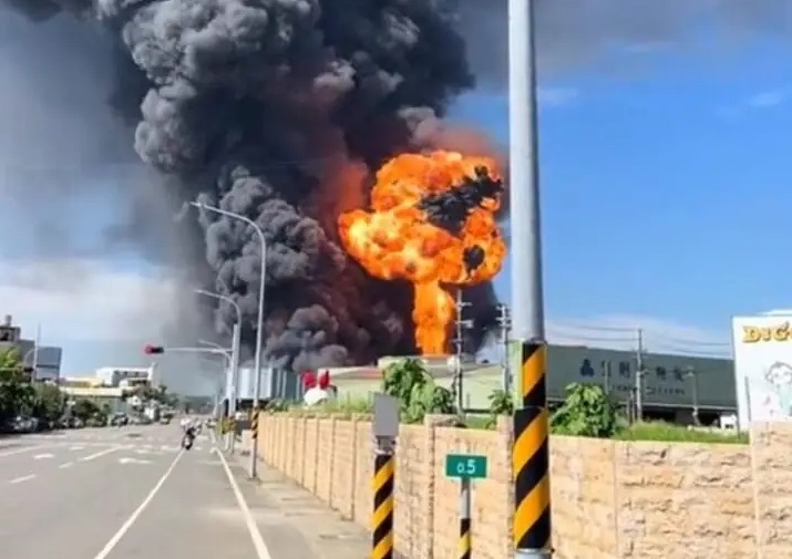 مصدومیت ۱۲ کارگر و ۴ آتش‌نشان بر اثر انفجار در یک کارخانه باطری‌سازی تایوان