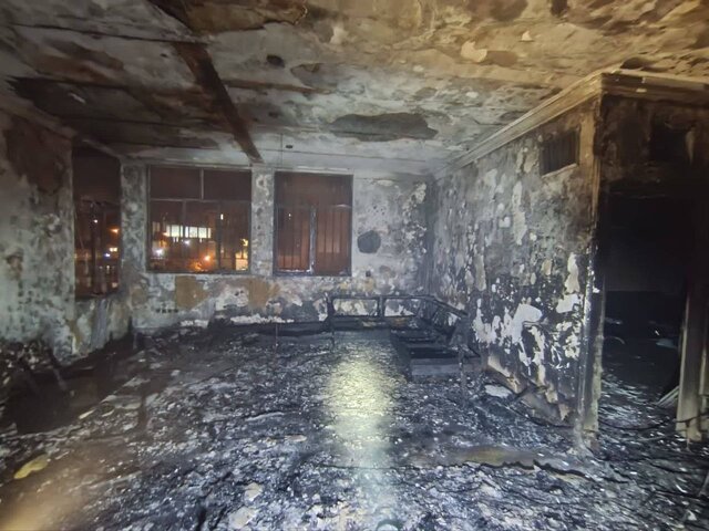 مهار حریق انبار چوب و حصیر در خیابان انقلاب