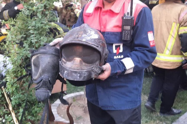 🎥 ویدئو / لحظه تلخ خروج پیکر آتش نشان شهید رضا فخریان